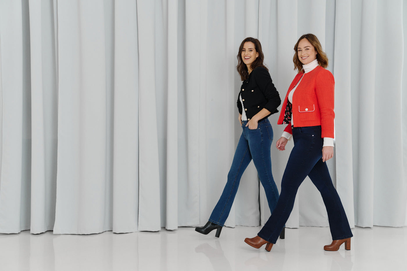 WB83_wonderjeans.nl_bootcut_blue_used_zwart_twee_vrouwen